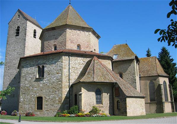 Die achteckige romanische Kirche in Ottersheim