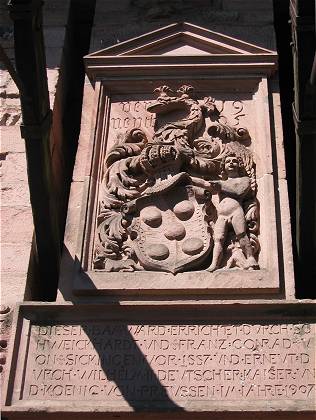 &Uuml;ber dem Portal zur Burg "Haut-Koenigsbourg"