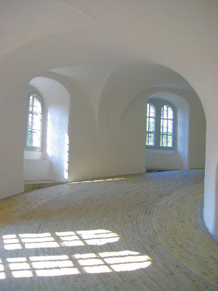 Im runden Turm f�hrt eine Rampe hinauf zur Aussichtsplattform 