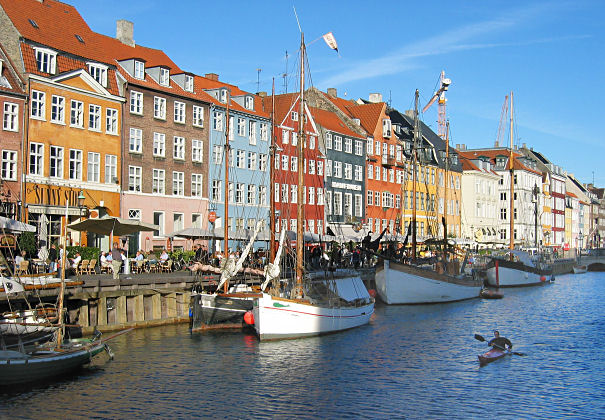 Am Nyhavn genie�en Einheimische  und Touristen die letzten Strahlen der Sonne 