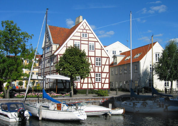 Fachwerkhaus an einem Kanal im Stadtteil Christiania 