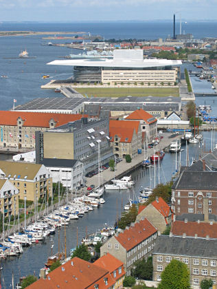 Blick vom Turm der Erl�serkirche zur neuen Oper 