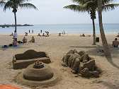 Sandskulptur am Strand in Arrecife
