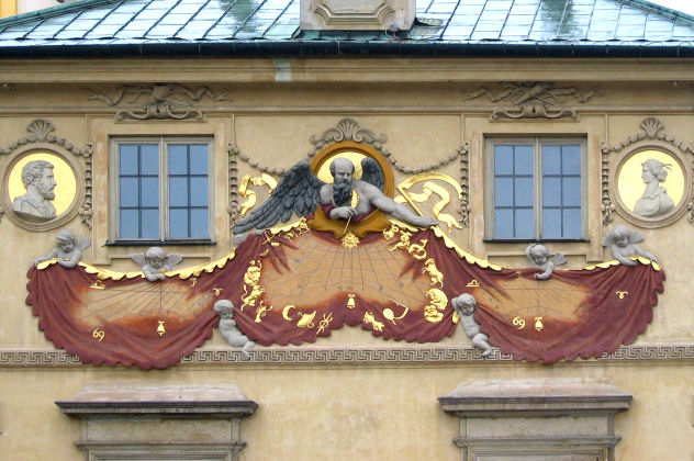 Sonnenuhr an einer Wand von Schlo� Wilanow 