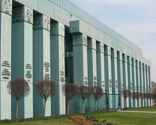 Modernes Geb�ude des obersten Gerichts mit den "S�ulen des Rechts" 