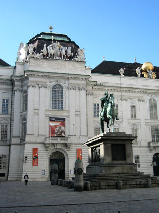 Das Kaiser-Denkmal am Josefsplatz vor der Nationalbibliothek